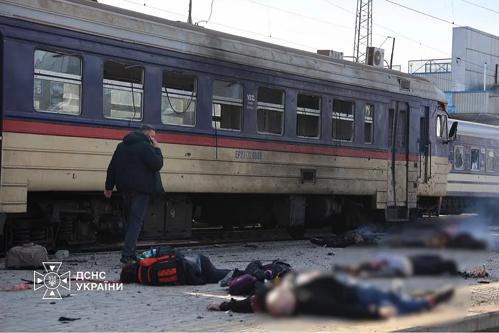 13 погибших, 10 раненых: первые фото и видео с места удара по поезду в Днепре 13 погибших, 10 раненых: первые фото и видео с места удара по поезду в Днепре