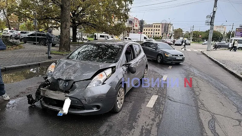 В центре Николаева столкнулись три автомобиля - виновник плачет В центре Николаева столкнулись три автомобиля - виновник плачет