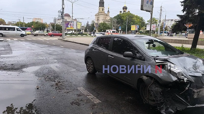 В центре Николаева столкнулись три автомобиля - виновник плачет В центре Николаева столкнулись три автомобиля - виновник плачет