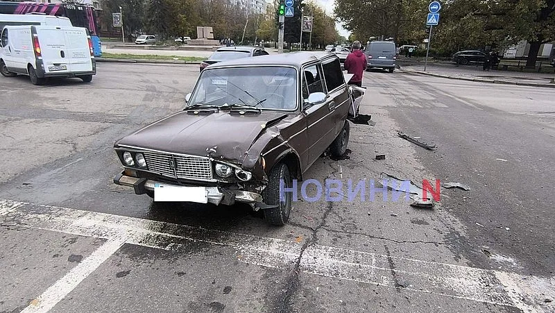 В центре Николаева столкнулись три автомобиля - виновник плачет В центре Николаева столкнулись три автомобиля - виновник плачет