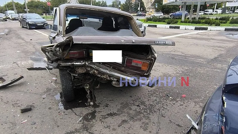 В центре Николаева столкнулись три автомобиля - виновник плачет В центре Николаева столкнулись три автомобиля - виновник плачет