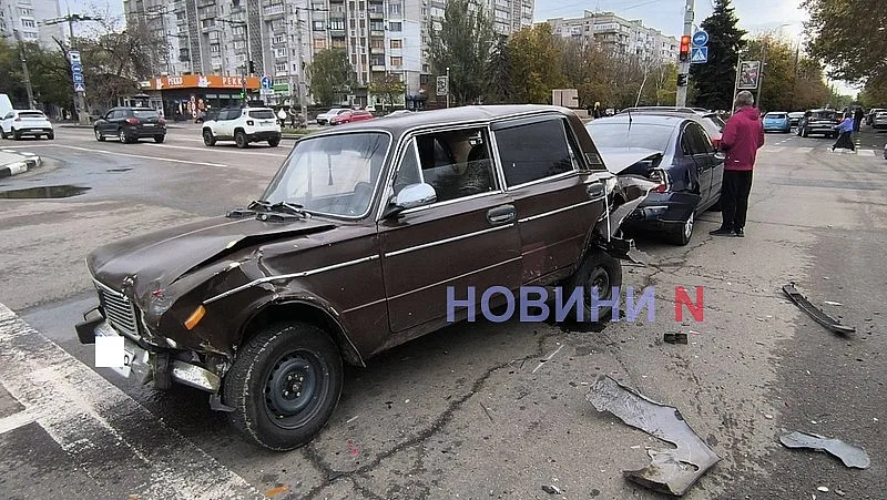 В центре Николаева столкнулись три автомобиля - виновник плачет В центре Николаева столкнулись три автомобиля - виновник плачет
