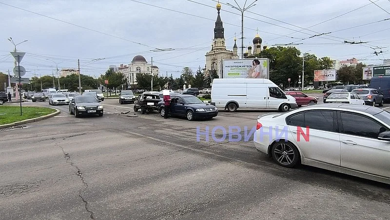 В центре Николаева столкнулись три автомобиля - виновник плачет В центре Николаева столкнулись три автомобиля - виновник плачет