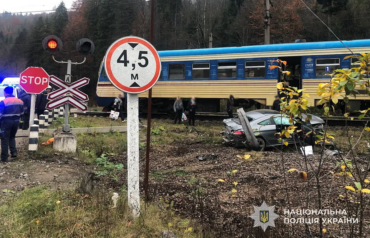 Электропоезд протаранил Mercedes на железнодорожном переезде во Львовской области: пострадала женщина Электропоезд протаранил Mercedes на железнодорожном переезде во Львовской области: пострадала женщина