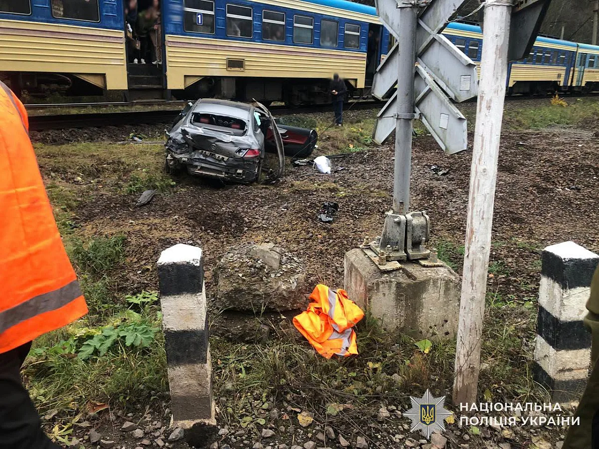Электропоезд протаранил Mercedes на железнодорожном переезде во Львовской области: пострадала женщина Электропоезд протаранил Mercedes на железнодорожном переезде во Львовской области: пострадала женщина