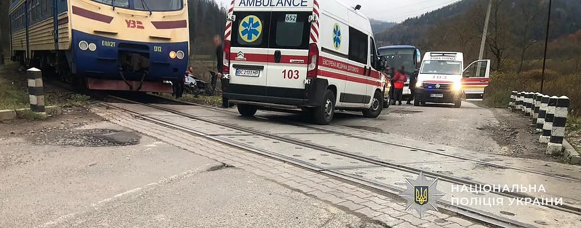 Электропоезд протаранил Mercedes на железнодорожном переезде во Львовской области: пострадала женщина Электропоезд протаранил Mercedes на железнодорожном переезде во Львовской области: пострадала женщина