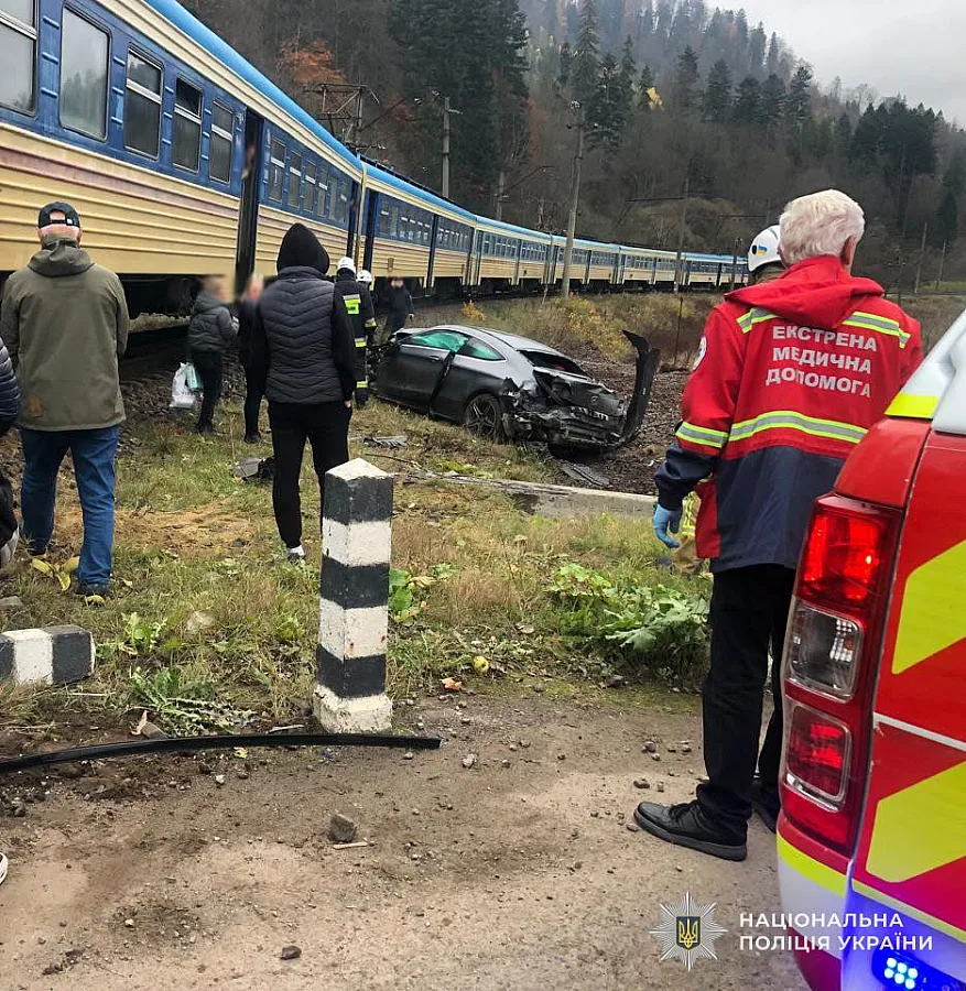 Электропоезд протаранил Mercedes на железнодорожном переезде во Львовской области: пострадала женщина Электропоезд протаранил Mercedes на железнодорожном переезде во Львовской области: пострадала женщина