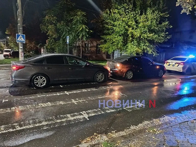Mazda и Hyundai столкнулись возле центра трудоустройства в Николаеве Mazda и Hyundai столкнулись возле центра трудоустройства в Николаеве