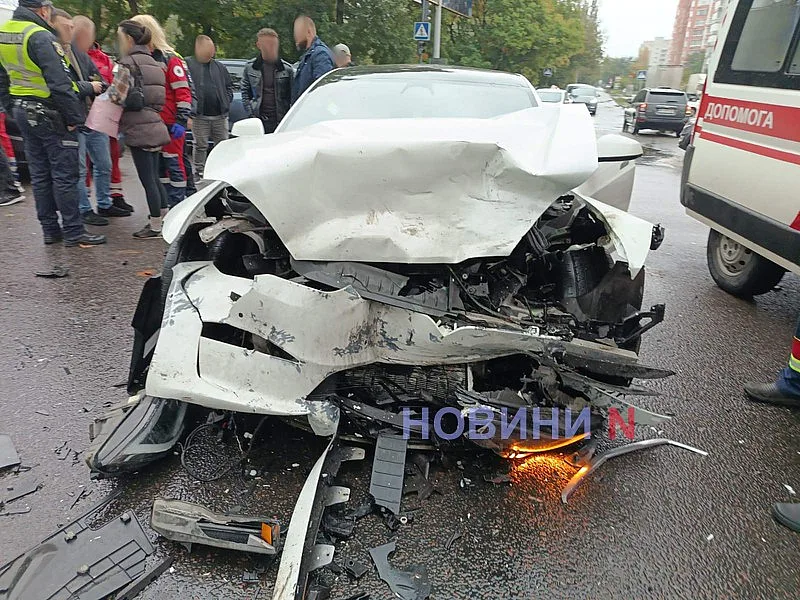 В Николаеве «Тесла» столкнулась с «Хондой»: разбитые авто, двое пострадавших, огромный затор В Николаеве «Тесла» столкнулась с «Хондой»: разбитые авто, двое пострадавших, огромный затор