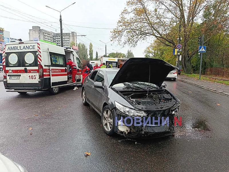 В Николаеве «Тесла» столкнулась с «Хондой»: разбитые авто, двое пострадавших, огромный затор В Николаеве «Тесла» столкнулась с «Хондой»: разбитые авто, двое пострадавших, огромный затор