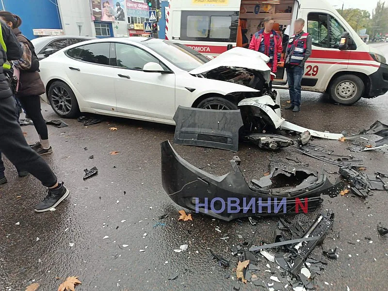 В Николаеве «Тесла» столкнулась с «Хондой»: разбитые авто, двое пострадавших, огромный затор В Николаеве «Тесла» столкнулась с «Хондой»: разбитые авто, двое пострадавших, огромный затор