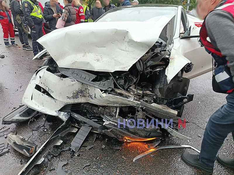 В Николаеве «Тесла» столкнулась с «Хондой»: разбитые авто, двое пострадавших, огромный затор В Николаеве «Тесла» столкнулась с «Хондой»: разбитые авто, двое пострадавших, огромный затор