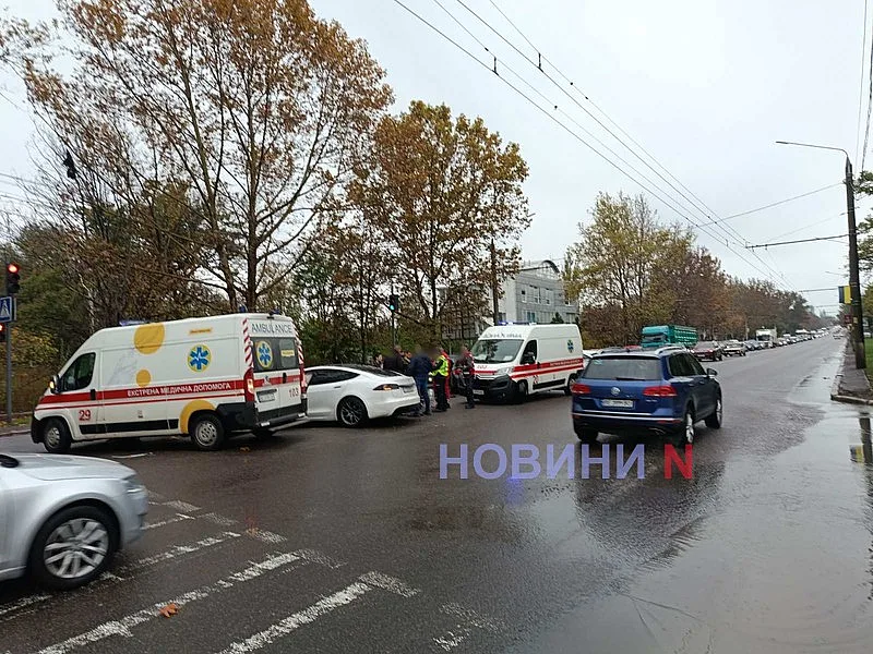 В Николаеве «Тесла» столкнулась с «Хондой»: разбитые авто, двое пострадавших, огромный затор В Николаеве «Тесла» столкнулась с «Хондой»: разбитые авто, двое пострадавших, огромный затор
