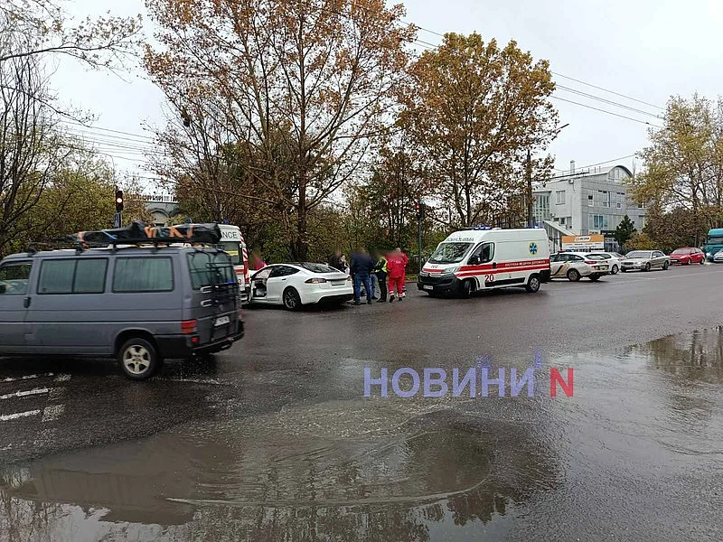 В Николаеве «Тесла» столкнулась с «Хондой»: разбитые авто, двое пострадавших, огромный затор В Николаеве «Тесла» столкнулась с «Хондой»: разбитые авто, двое пострадавших, огромный затор