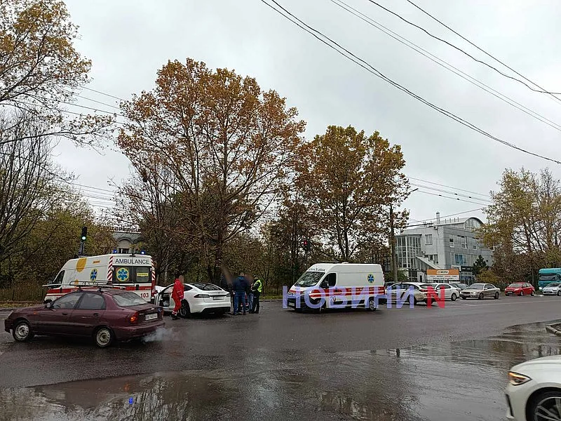 В Николаеве «Тесла» столкнулась с «Хондой»: разбитые авто, двое пострадавших, огромный затор В Николаеве «Тесла» столкнулась с «Хондой»: разбитые авто, двое пострадавших, огромный затор