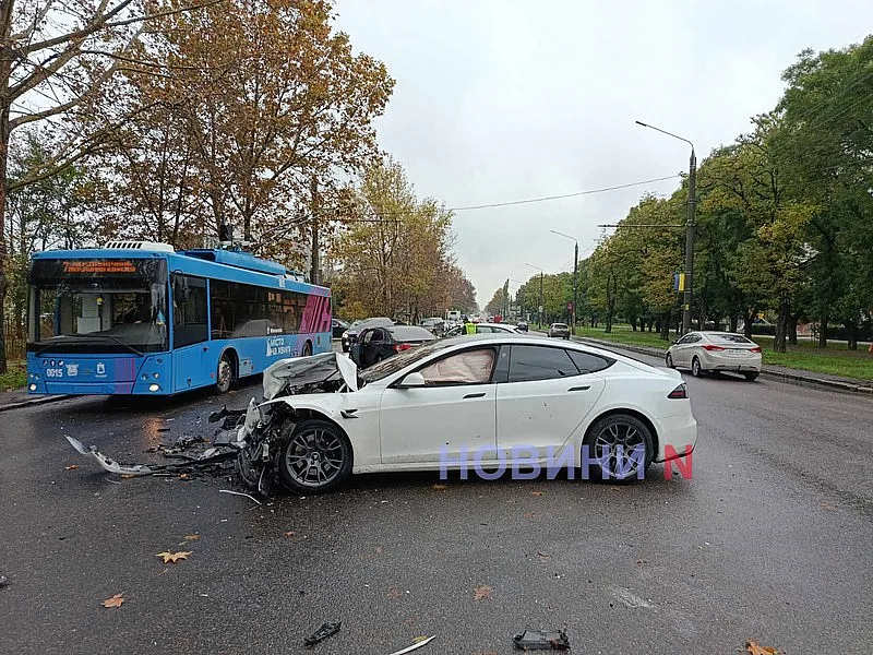В Николаеве «Тесла» столкнулась с «Хондой»: разбитые авто, двое пострадавших, огромный затор В Николаеве «Тесла» столкнулась с «Хондой»: разбитые авто, двое пострадавших, огромный затор