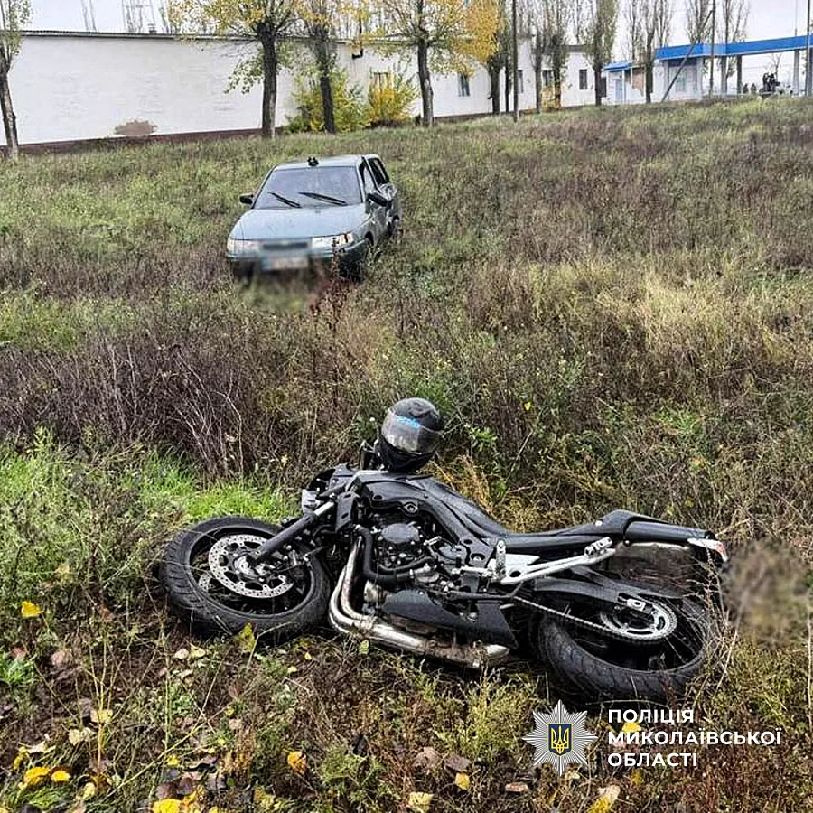 Под Николаевом мопед и ВАЗ слетели с дороги: пострадал водитель (фото) Под Николаевом мопед и ВАЗ слетели с дороги: пострадал водитель (фото)