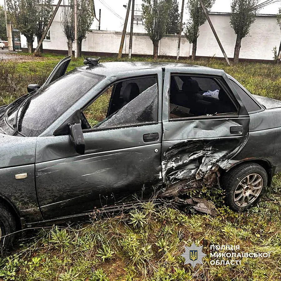 Под Николаевом мопед и ВАЗ слетели с дороги: пострадал водитель (фото) Под Николаевом мопед и ВАЗ слетели с дороги: пострадал водитель (фото)