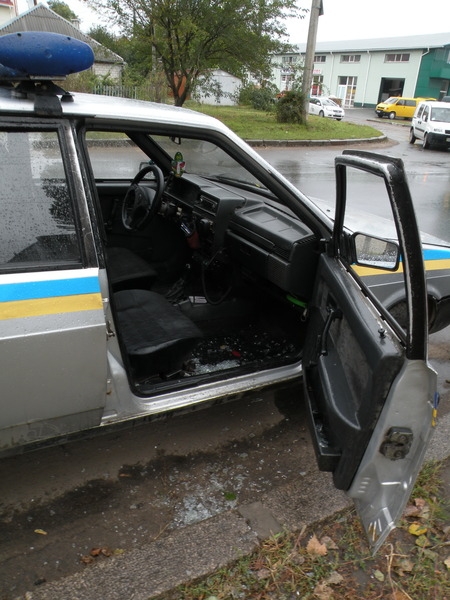 В Николаеве неизвестный ломился в машину ГАИ, разбив при этом стекло