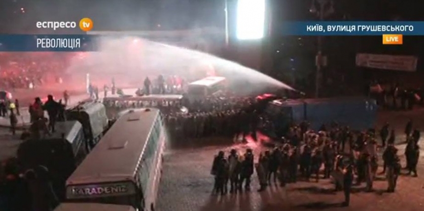 Милиция применила водомет против участников стычки на улице Грушевского