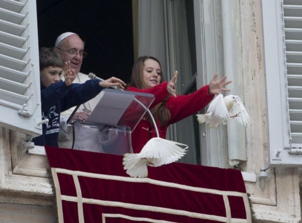 На голубей, выпущенных Папой Римским "за Украину", напал ворон. ВИДЕО