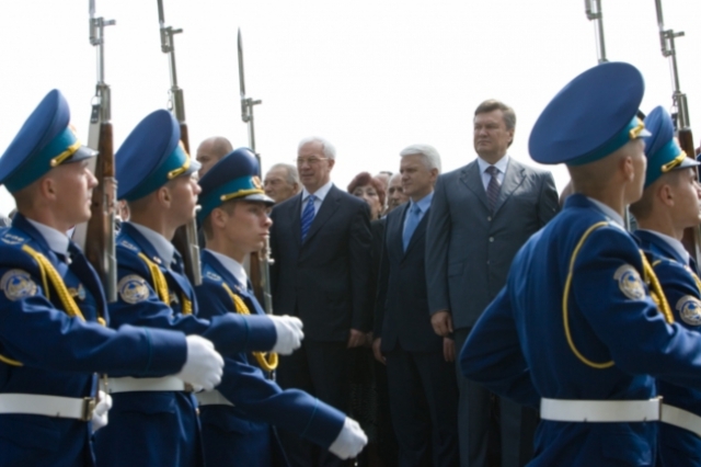 87% личного состава армии поддерживают Януковича - министр обороны