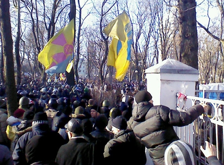 В Киеве митингующие прорвали милицейский кордон и пытаются разблокировать Грушевского ВИДЕО