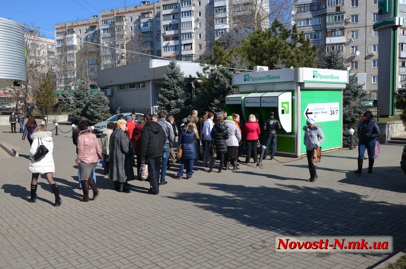 В Николаеве возле банкоматов по-прежнему очередь. Банки ввели лимит на снятие наличных