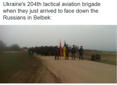 Украинские военные на пути к аэродрому "Бельбек", с флагом Украины и своей части. Фото Simon Shuster