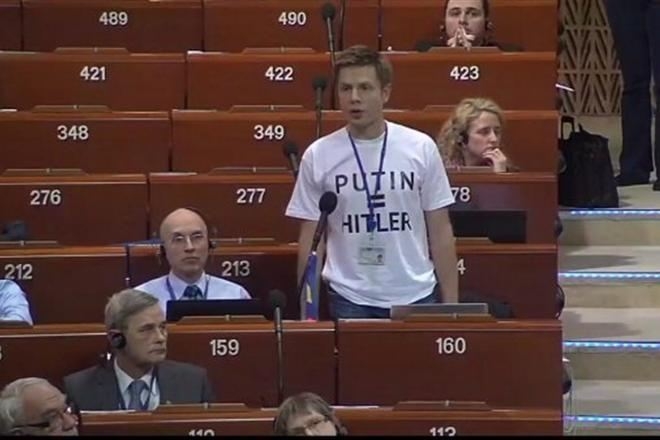 В Совете Европы вспыхнул скандал из-за футболки украинского делегата \"PUTIN = HITLER\"