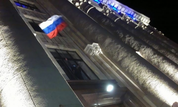 Над Харьковской ОГА водрузили российский флаг