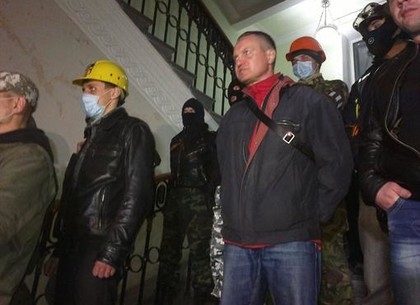 Со здания Харьковской ОГА сняли российский флаг, но губернатора на работу пропускать не намерены