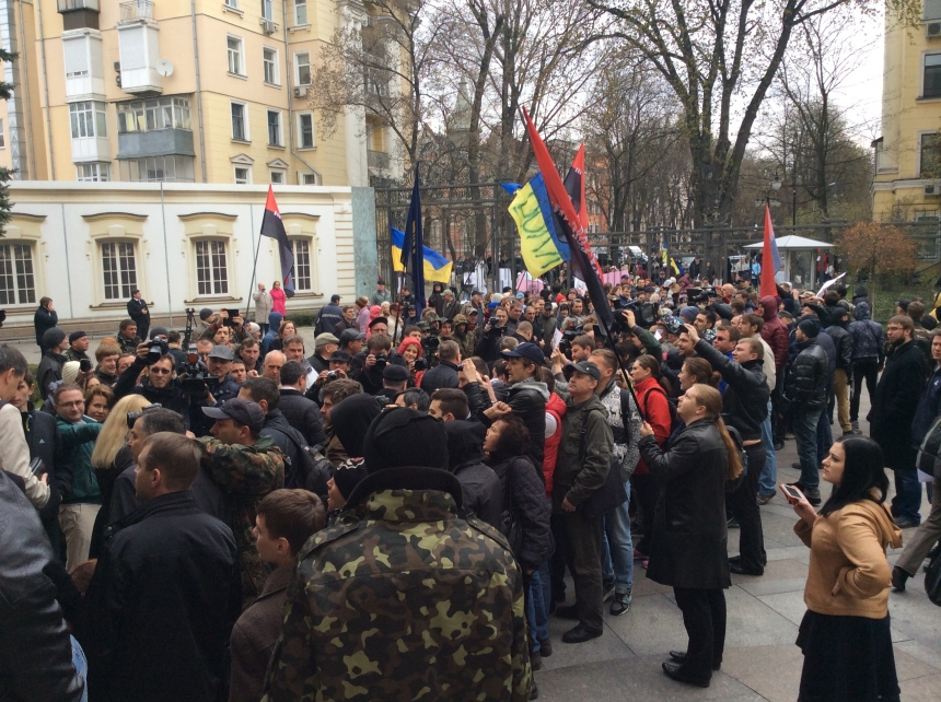  "Правый сектор" штурмует здание Верховного суда Украины