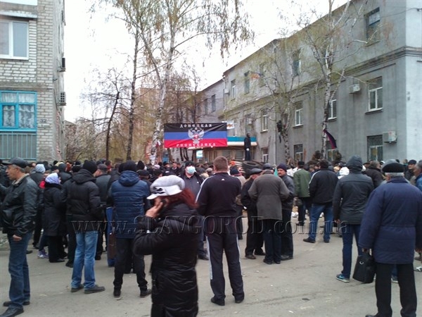 В Славянске укрепляют баррикады. Над зданием горисполкома - флаг России