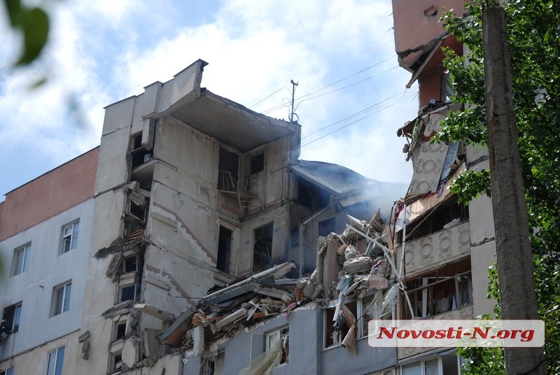 Из-под завалов взорвавшегося дома в Николаеве слышны крики людей