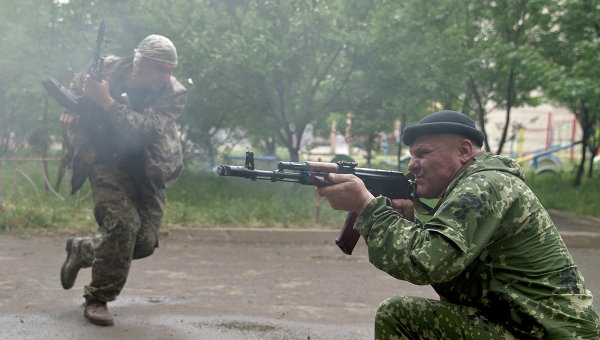 В Луганске идет тяжелый бой возле воинской части