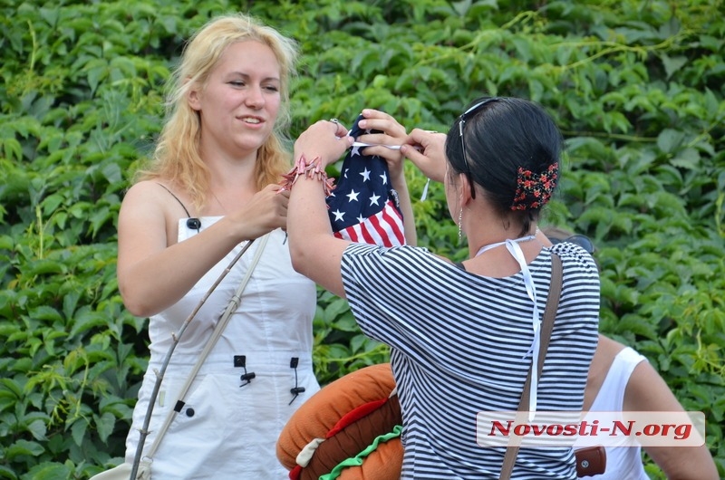 В Николаеве под «МакДональдсом» сожгли «американскую задницу» В Николаеве под «МакДональдсом» сожгли «американскую задницу»
