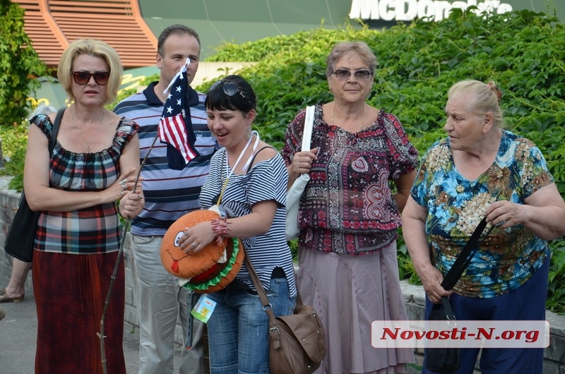 В Николаеве под «МакДональдсом» сожгли «американскую задницу» В Николаеве под «МакДональдсом» сожгли «американскую задницу»
