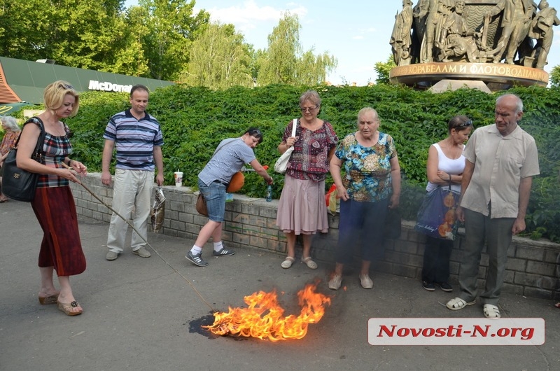 В Николаеве под «МакДональдсом» сожгли «американскую задницу» В Николаеве под «МакДональдсом» сожгли «американскую задницу»