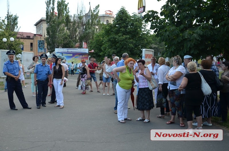В Николаеве под «МакДональдсом» сожгли «американскую задницу» В Николаеве под «МакДональдсом» сожгли «американскую задницу»
