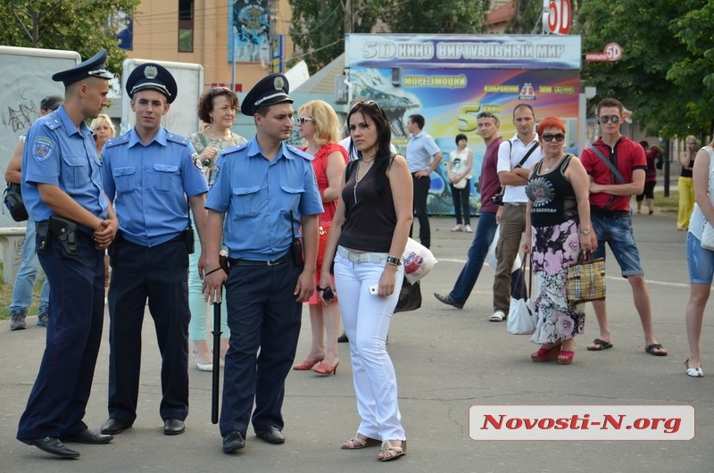 В Николаеве под «МакДональдсом» сожгли «американскую задницу» В Николаеве под «МакДональдсом» сожгли «американскую задницу»