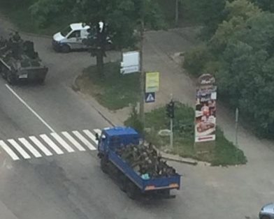 Военная техника из Луганска перемещается в сторону Алчевска: слышны мощные взрывы