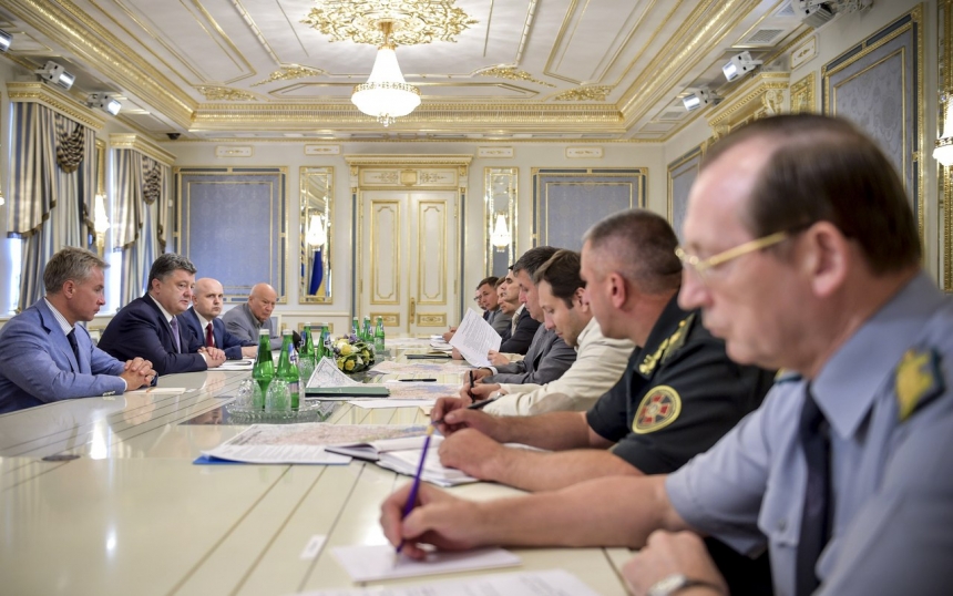 Порошенко предложил военкомов отправлять в зону АТО, а вместо них назначать раненых офицеров