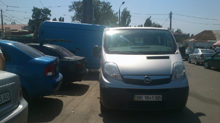 В Николаеве горе-водитель, припарковавшись, заблокировал три автомобиля