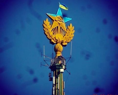 Перекрасивших звезду в центре Москвы посадят на 3 года