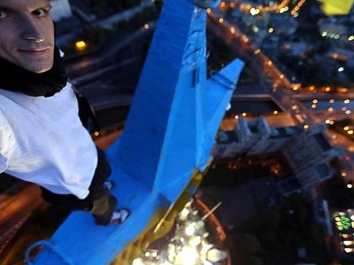 Украинец, который разрисовал звезду на московской высотке, получил премию и 10 тысяч долларов