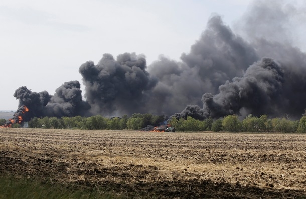 Недалеко от Донецка горит военная техника. ВИДЕО