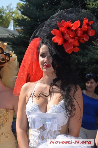 Ко Дню города в Николаеве прошел традиционный «Парад невест». ФОТО