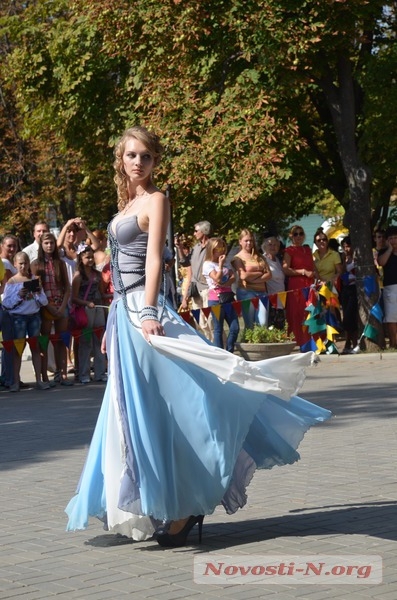 Ко Дню города в Николаеве прошел традиционный «Парад невест». ФОТО