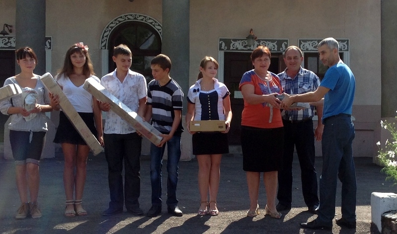 Депутат облсовета Эрик Григорян подарил музыкальную аппартуру сельскому клубу
